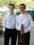 Henri Bonamy, dirijorul Orchestrei de Tineret din Munchen impreuna cu Sorin Spasinovici, participant (viola).jpg
